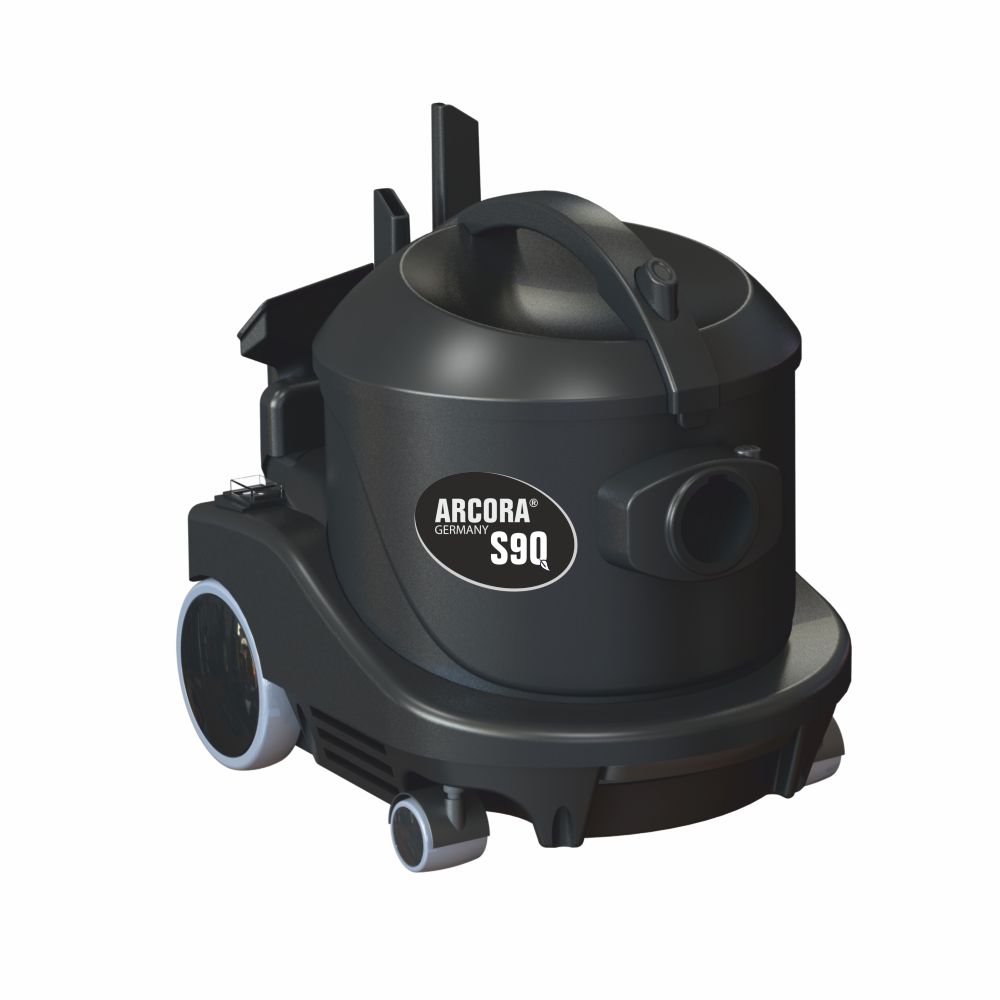 Aspiratorul Arcora Ecoblack S9Q pentru curățenia clădirilor de la Arcora International GmbH este un aspirator cu canistră neagră cu mâner, roți, racord pentru furtun și numele mărcii pe lateral, ilustrat pe un fundal alb.