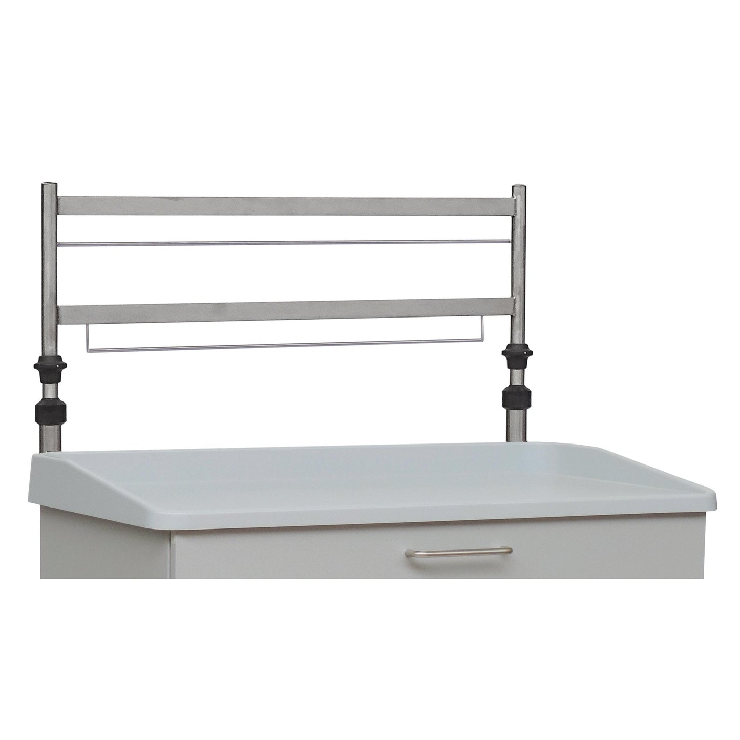 Novocal Euroschiene cu 2 căi, un cadru metalic reglabil pe înălțime pentru montare pe peretele din spate, este montat deasupra unui dulap alb cu mâner și margine ridicată.