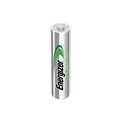 Un singur acumulator reîncărcabil Energizer Power Plus AAA Micro LR03 700 mAh de culoare argintie | Pachet (10 bucăți) de la Energizer Deutschland GmbH stă vertical pe un fundal alb simplu. Numele mărcii „Energizer Deutschland GmbH” și cuvântul „Recharge” sunt imprimate cu litere negre și verzi pe bateria de 700 mAh.