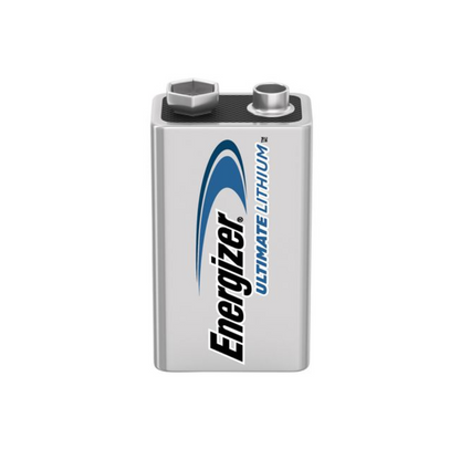 Un prim-plan al unui bloc de baterii Energizer Ultimate Lithium E-Block 9V L522 | Pachet (10 bucăți) de la Energizer Deutschland GmbH. Bateria este de culoare argintie cu text negru și albastru și reprezintă o sursă de energie de lungă durată. Partea superioară a bateriei are două terminale, unul rotund și unul hexagonal.
