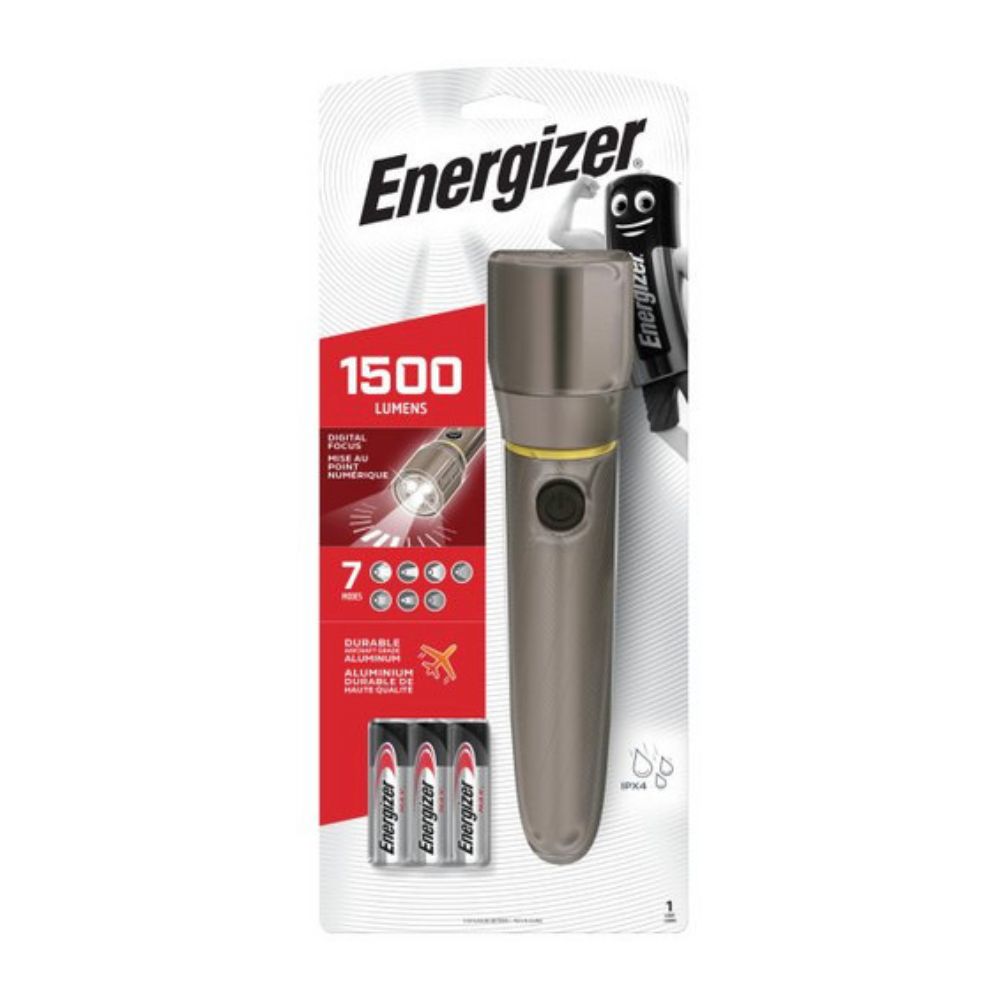 Ambalajul lanternei Energizer Vision HD metal 6AA de la Energizer Deutschland GmbH evidențiază caracteristicile sale impresionante, inclusiv o luminozitate de 1500 lumeni și livrarea a două baterii Energizer. Printre specificațiile importante se numără tehnologia de focalizare digitală, o distanță remarcabilă a fasciculului de 230 de metri, un corp robust din aluminiu și o clasificare IPX4 pentru protecție fiabilă la stropire.