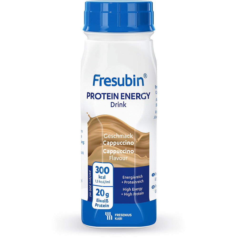 Eine weiße Kunststoffflasche Fresubin Protein Energy Drink 200 ml (Fresenius Kabi Deutschland GmbH) in der Geschmacksrichtung Cappuccino mit einem blau-braunen Etikett mit mehrsprachigem Text liefert 300 kcal und 20 g Eiweiß pro Flasche.