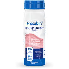 Eine 200-ml-Plastikflasche Fresubin Protein Energy Drink, Geschmacksrichtung Walderdbeere, der Fresenius Kabi Deutschland GmbH, mit einem weiß-rosa Etikett, das 300 kcal und 20 g Protein pro Portion angibt.