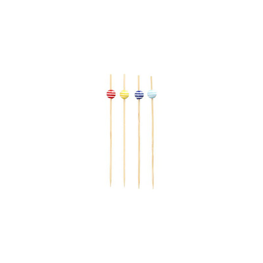 Patru frigarui de fingerfood de 12 cm PAPSTAR, fiecare decorat cu o perlă în dungi roșu, galben, albastru și albastru deschis, sunt aranjate într-un rând. Articolele stilate ale PAPSTAR GmbH sunt fabricate ca produse de unică folosință durabile și se odihnesc elegant pe un fundal alb simplu.