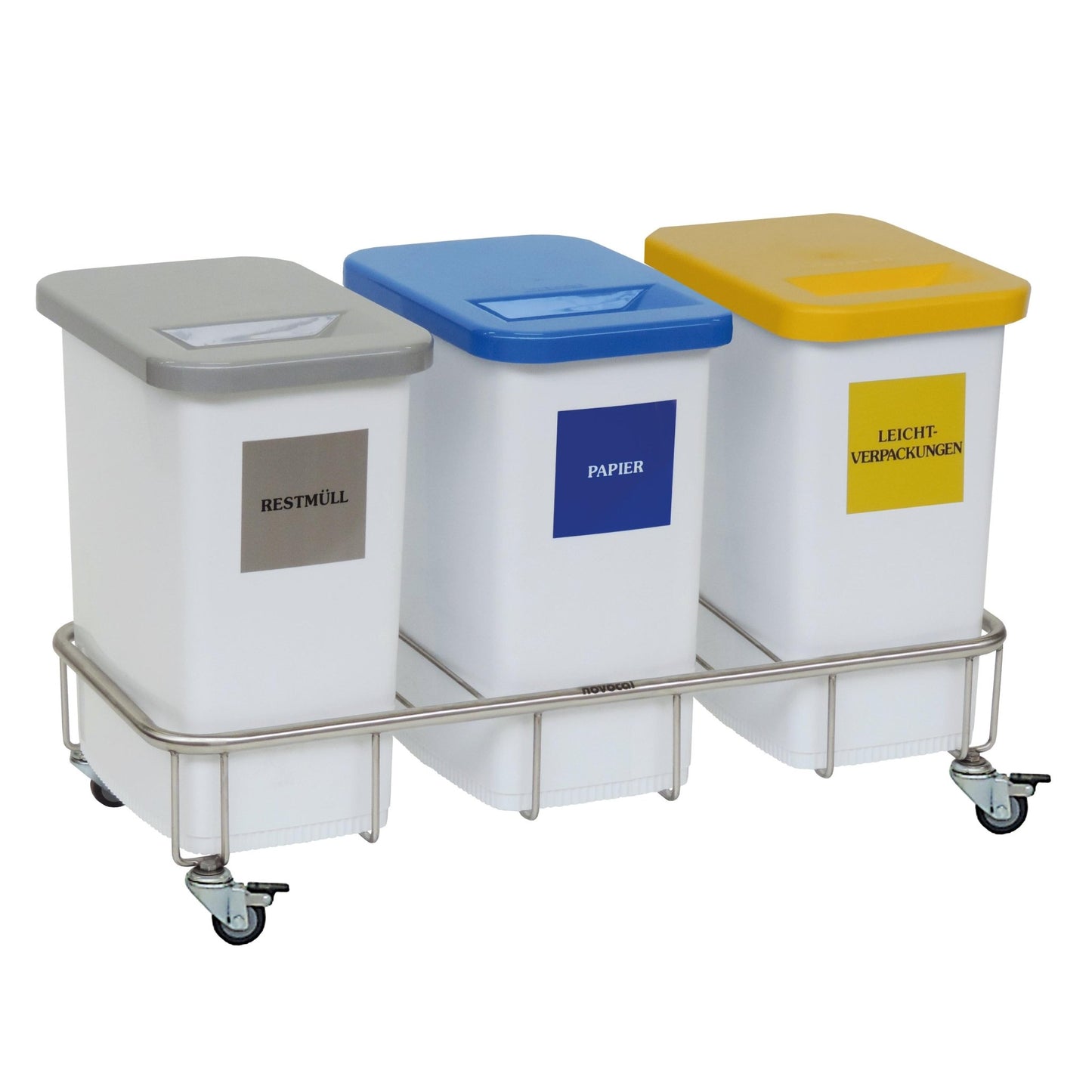 Șasiul colectorului de materiale reciclabile Novocal, colector triplu din oțel inoxidabil, oferă trei recipiente din plastic cu capace colorate (Gri: Deșeuri reziduale, Albastru: Hârtie, Galben: Ambalaje ușoare), fiecare cu etichetă și fanta de introducere.