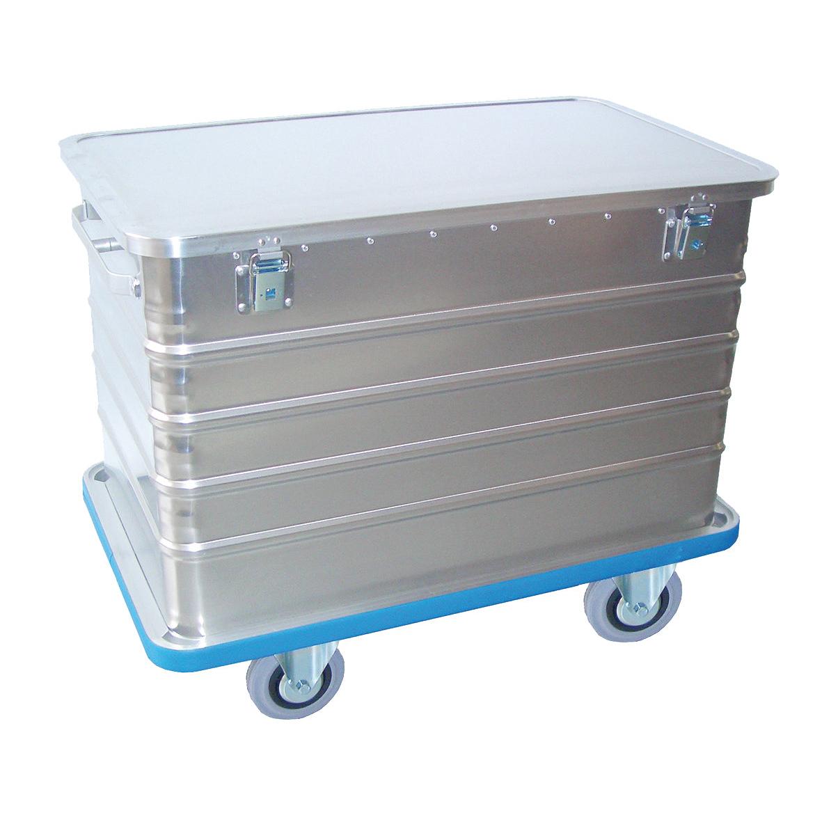 Un container de transport Novocal din aluminiu cu capac cu balamale, protecție la șocuri pe tot perimetrul și două încuietori, montat pe un suport cu roți albastru pentru mobilitate ușoară.