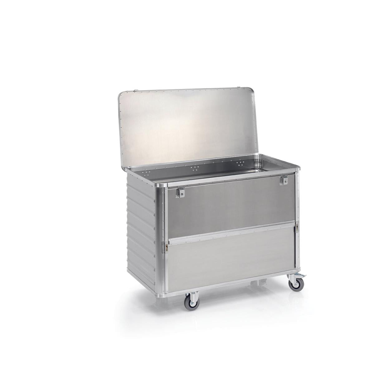 Containerul de transport Novocal din aluminiu cu perete frontal rabatabil stă pe 2 roți fixe și 2 roți pivotante. Recipientul gol este deschis și plasat pe un fundal alb.