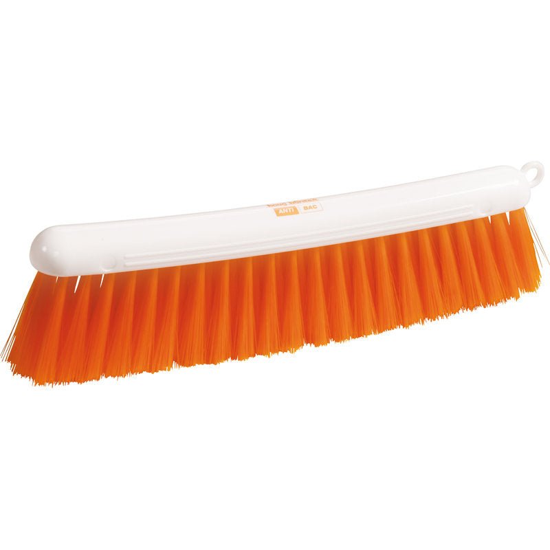 ANTI BAC MEHLBESEN de la Haug Bürsten KG este o mătură din plastic alb cu peri PBT portocalii, moi și dens împachetați (0,25 mm) și un strat antibacterian pe fundal alb.