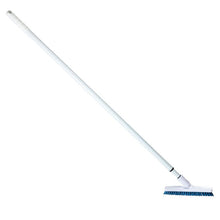 Aceasta Haug Bürsten Peria pentru rosturi KG, cu mâner telescopic lung (PP albastru, ø 0,60 mm, dură), este ideală pentru curățarea rosturilor dintre plăci și are un mâner alb cu peri albaștri, prezentată pe un fundal alb monocrom.