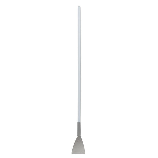 SPATULA CU MÂNER LUNG, OȚEL INOXIDABIL, MÂNER PA, 1130X100X15 de la Haug Bürsten KG are un mâner alb și o lamă triunghiulară plată din oțel inoxidabil – un instrument indispensabil pentru lucrările de gips-carton, care asigură o precizie maximă, prezentat pe un fundal alb simplu.