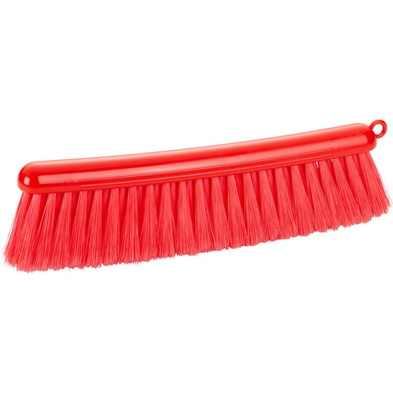 Der MEHLBESEN,ROT von Haug Bürsten KG ist ein roter Handfeger mit weichen 0,25 mm PBT-Borsten und einem gebogenen Kunststoffstiel, ideal zum Backen, abgebildet auf weißem Hintergrund.
