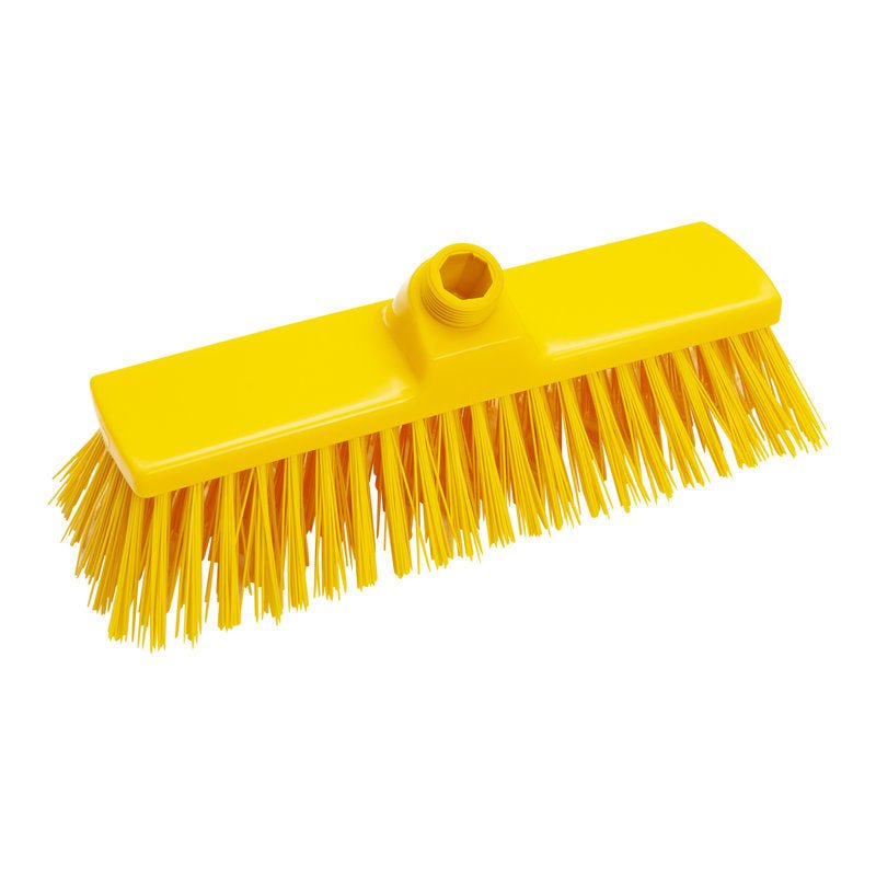 Mătura, PBT HART 300x70x65mm de la Haug Bürsten KG este un cap de scrubber galben cu peri PBT rigizi și o priză centrală pentru coada măturii, perfect pentru o curățare temeinică; ilustrat pe un fundal alb.