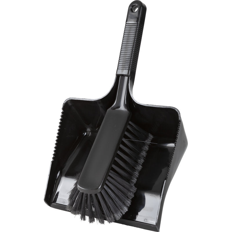 Die KEHRGARNITUR, WEICH, 350MM von Haug Bürsten KG ist ein schwarzes Kunststoffset mit einem passenden Handfeger mit weichen Borsten, einem strukturierten Griff mit Aufhängeloch, und passt genau in die Kehrschaufel.