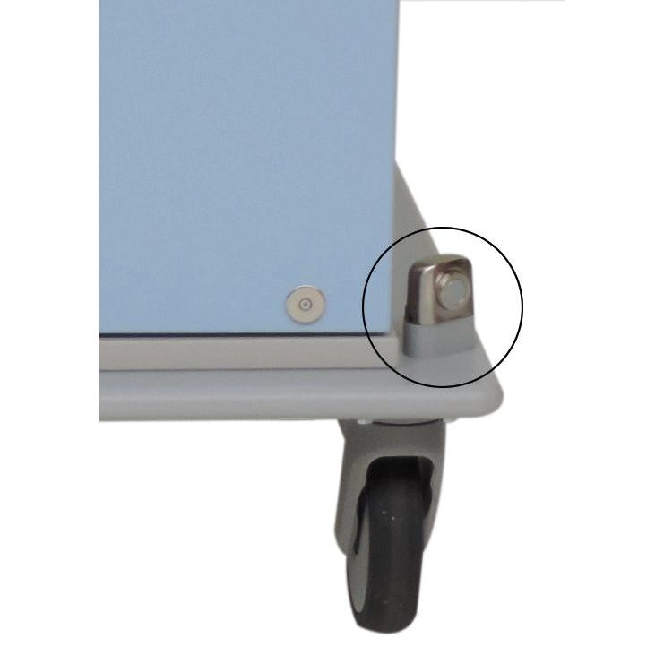 Eine Nahaufnahme zeigt die untere Ecke eines hellblauen fahrbaren Untersatzes mit einer grauen Rolle und hervorgehobenem Novocal Haltemagnet auf Fahrgestell (1 Satz = 2 Stück | Packung), der für seine starke Magnetkraft bekannt ist.