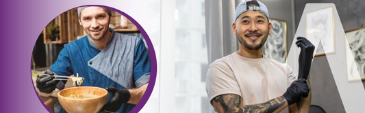 Banner mit zwei Männern in Berufskleidung, die schwarze Einmalhandschuhe tragen – ein Koch mit Nudelgericht und ein Tätowierer bzw. Stylist beim Anziehen eines Handschuhs