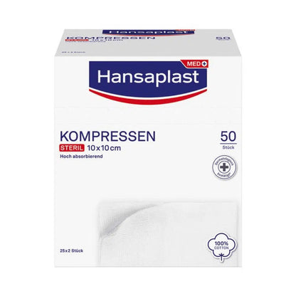 O cutie cu produs în curs de retragere: Hansaplast comprese sterile 10x10 cm, 25 x 2 bucăți (50 bucăți) de la Beiersdorf AG pentru îngrijirea rănilor, într-o cutie predominant albă cu branding albastru și roșu și o compresă albă pliată pe partea din față.