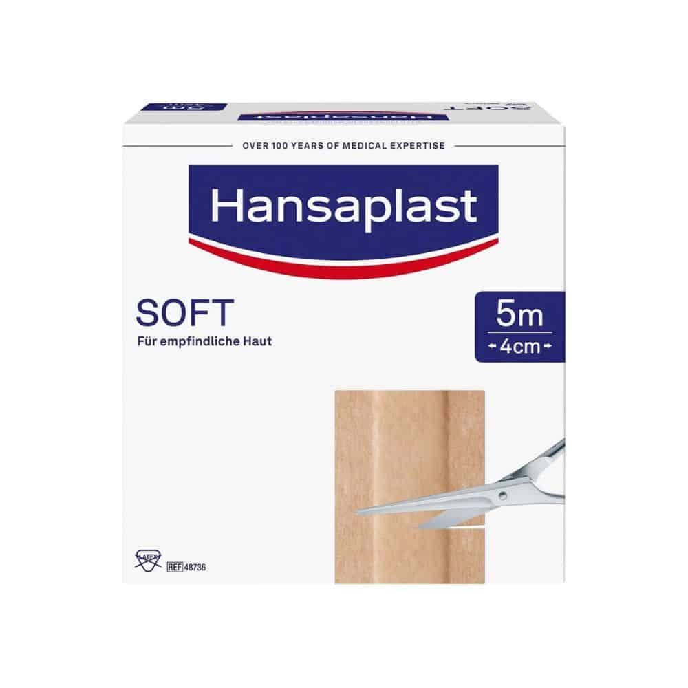 O cutie cu plasturi Hansaplast Soft de la Beiersdorf AG, cu inscripția „pentru piele sensibilă” în germană, cu o lățime de 5 cm x 4 cm. Ambalajul este prevăzut cu o foarfecă pentru tăiere.
