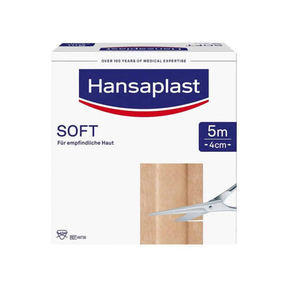O cutie cu plasturi Hansaplast Soft de la Beiersdorf AG, cu inscripția „pentru piele sensibilă” în germană, cu o lățime de 5 cm x 4 cm. Ambalajul este prevăzut cu o foarfecă pentru tăiere.