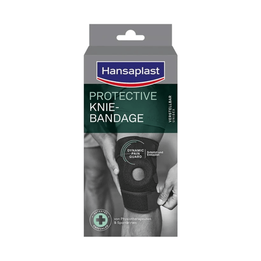Vedere frontală a unui bandaj de genunchi Hansaplast Protective de la Beiersdorf AG, reglabil | Pachet (1 bucată), cu fotografia unei persoane care poartă bandajul negru de genunchi și informații privind stabilitatea, în germană și engleză, pe ambalaj.