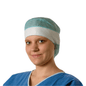 O tânără doctoriță poartă un halat chirurgical albastru și o bonetă de unică folosință Hartmann Foliodress® Cap Comfort Form Plus din material nețesut de vâscoză respirabilă și zâmbește blând către cameră. Fundalul este simplu alb.