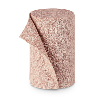 Un rulou de material PütterFlex texturat maro deschis de la Paul Hartmann AG, stând vertical, cu capătul ușor desfășurat, pe un fundal alb.