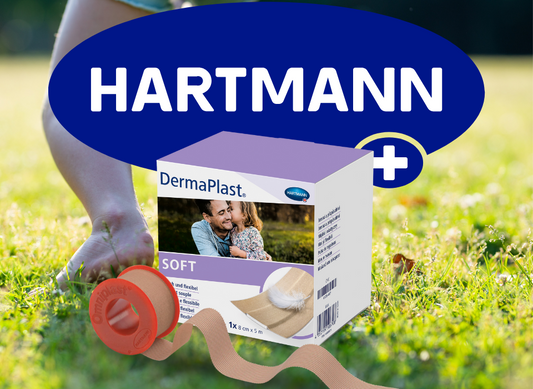 Eine Hartmann Fixierpflasterrolle und dahinter ein Hartmann soft Pflaster