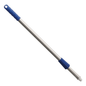 Haug Alustiel Blau 650 mm de la Haug Bürsten KG este o tijă telescopică argintie, reglabilă, din bară de aluminiu, cu un mâner ergonomic albastru și un mecanism de închidere rotativ albastru, prezentată pe un fundal alb.