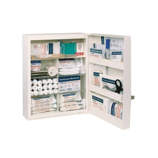 Dulapul de prim ajutor FAMULUS de la Holthaus Medical GmbH & Co. KG, fără conținut, este un dulap deschis și spațios, dotat cu mai multe rafturi care pot fi echipate cu diverse articole medicale, precum bandaje, role de tifon, o mască pentru resuscitare cardiopulmonară (CPR), șervețele antiseptice și plasturi. Dispunerea sa clară asigură o identificare ușoară și un acces simplu în caz de urgență. Pentru o recunoaștere rapidă, pe ușă este aplicat în mod vizibil un simbol de urgență.