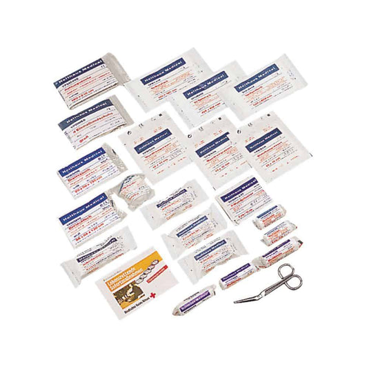 Pe o suprafață albă este așezată o colecție de articole de prim ajutor de la Holthaus Medical GmbH & Co. KG, care se pretează perfect ca set de completare pentru trusele de prim ajutor din autovehicule. Setul de reumplere Holthaus Medical pentru autovehicule conform DIN 13164 | Pachet (41 de bucăți) conține plasturi de diferite dimensiuni, comprese sterile din tifon, bandă adezivă, șervețele antiseptice, o foarfecă și un ghid de prim ajutor conform DIN 13164.