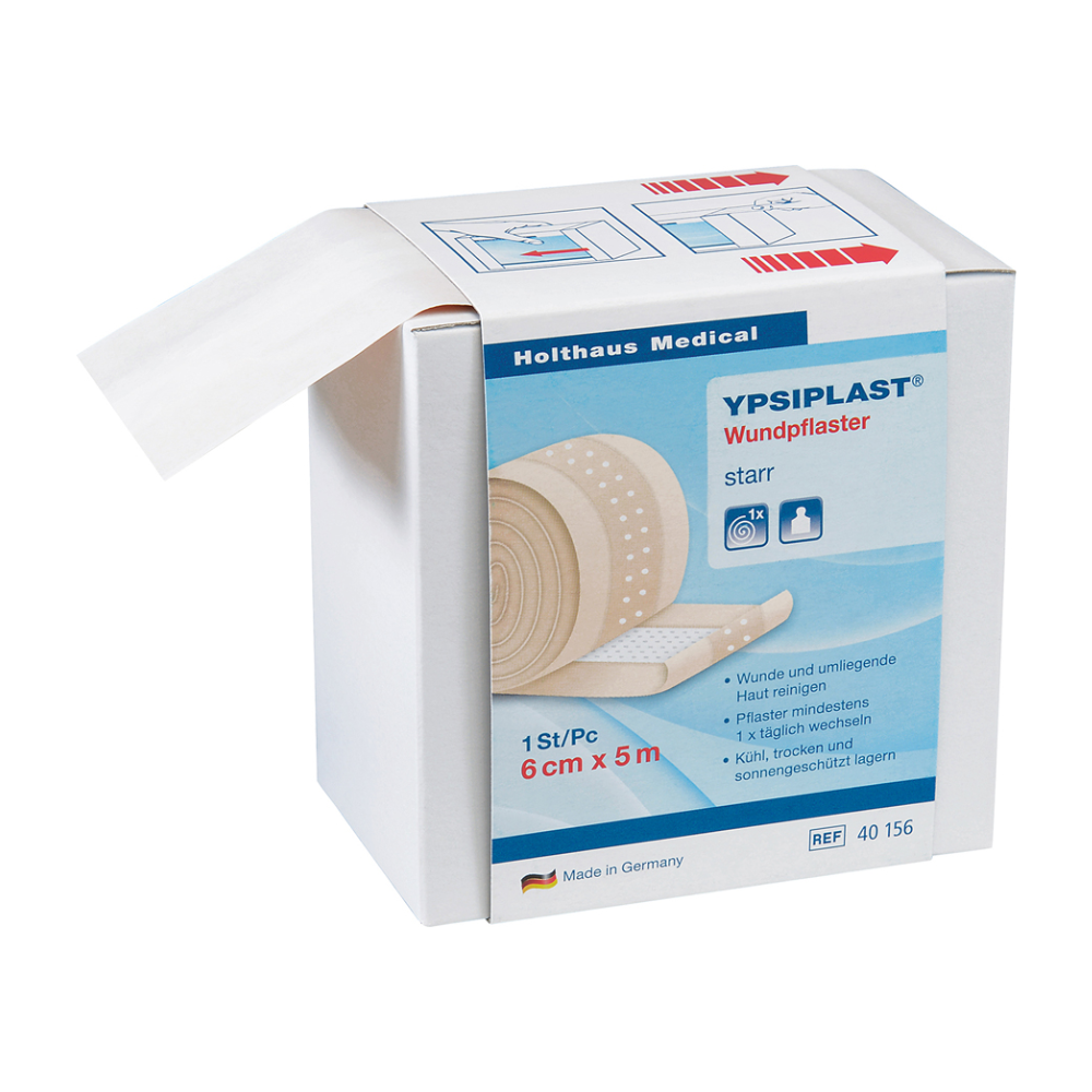 O cutie de plasturi Holthaus Ypsiplast de la Holthaus Medical GmbH & Co. KG. Ambalajul cu dimensiunile „6 cm x 5 m” oferă instrucțiuni de utilizare și depozitare în mai multe limbi. Ilustrația arată o cutie deschisă cu plasturi parțial scoși, ideală pentru protecția rănilor mici.