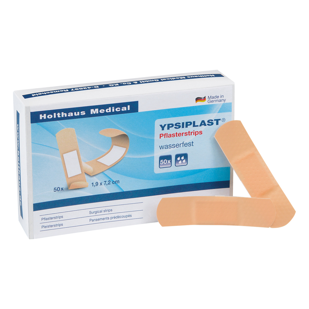 Imaginea prezintă o cutie de plasturi Holthaus Ypsiplast® rezistenți la apă de la Holthaus Medical GmbH & Co. KG. Cutia cu inscripția „Made in Germany” arată o imagine a benzilor și menționează că acestea conțin 50 de plasturi rezistenți la apă cu dimensiunile de 1,9 cm x 7,2 cm. Două benzi sunt, de asemenea, vizibile în afara cutiei.