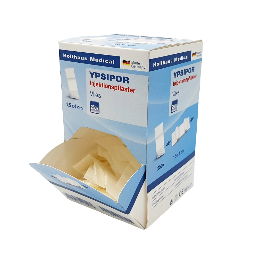 O cutie dreptunghiulară de plasturi de injecție Holthaus Ypsipor de la Holthaus Medical GmbH & Co. KG cu inscripția „Made in Germany“. Cutia este preponderent albastru deschis și alb, măsoară 1,5 x 4 cm, conține 250 de plasturi din material nețesut cu tampon absorbant și este ilustrată cu clapeta superioară deschisă, dezvăluind conținutul.