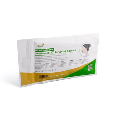 Un pachet cu inscripția „Hotgen Sars-CoV-2 Antigen Laien Schnelltest CE0123 | Pachet (1 test)“ pentru autotestare are accente verzi și portocalii și prezintă o ilustrație a unei persoane. Inscripția „Hotgen“ este clar vizibilă în colțul din stânga sus și identifică testul ca fiind un test antigen SARS-CoV-2.