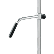 Eine Nahaufnahme des Novocal Schiebegriffs für Infusionsständer aus Edelstahl, mit verstellbarem Handrad und schwarzem Kunststoffgriff, zeigt das praktische L-förmige Design sowie den schwarzen Verstellknopf auf der rechten Seite.