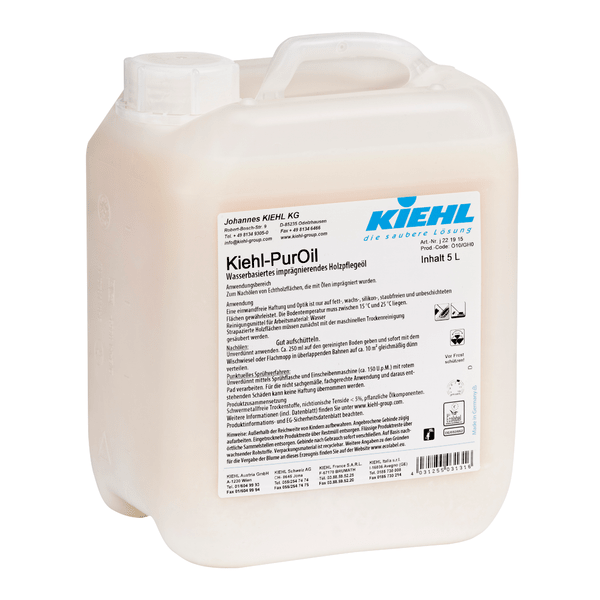 Un bidon de 5 litri de ulei de întreținere impregnant pe bază de apă Kiehl-PurOil Ecolabel de la Johannes Kiehl KG cu mâner și capac cu șurub, etichetă albă cu informații despre produs, indicații de siguranță, certificare Ecolabel și branding german. Ambalat ca 2 sticle într-o cutie de carton.