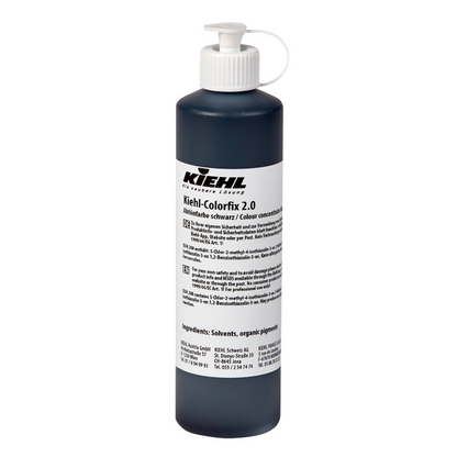 Das Johannes Kiehl KG Kiehl-Colorfix 2.0 Farbkonzentrat in einer Kunststoffflasche mit Pumpe und weißem Etikett mit schwarzer und grauer Schrift enthält dunkle Flüssigkeit für lang anhaltende Farbergebnisse.