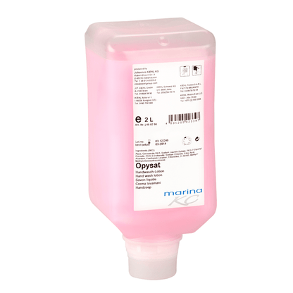 O sticlă de distribuitor dreptunghiulară de 2 litri cu loțiunea de spălat pe mâini Kiehl Opysat de la Johannes Kiehl KG, umplută cu detergent de mâini roz, neutru pentru pH, inscripționată cu detalii despre produs și instrucțiuni de îngrijire a mâinilor în mai multe limbi.