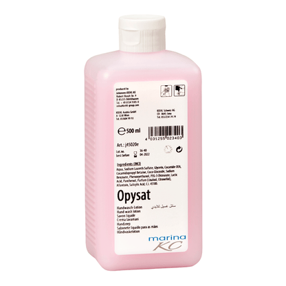 O sticlă roz de 500 ml de loțiune de spălat pe mâini Kiehl Opysat de la Johannes Kiehl KG, un săpun de mâini neutru pentru pH, are o etichetă albă cu detalii despre produs, ingrediente, cod de bare, simboluri și "marina KC" în partea de jos pentru curățarea delicată a mâinilor.