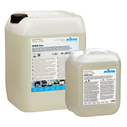 Două recipiente de plastic (20L și 10L) cu detergent de vase și pahare Kiehl DIWA-Evo de la Johannes Kiehl KG, cu etichete albe cu informații despre produs, logo-ul mărcii și instrucțiuni de utilizare. Ideal ca detergent pentru vase și pahare.