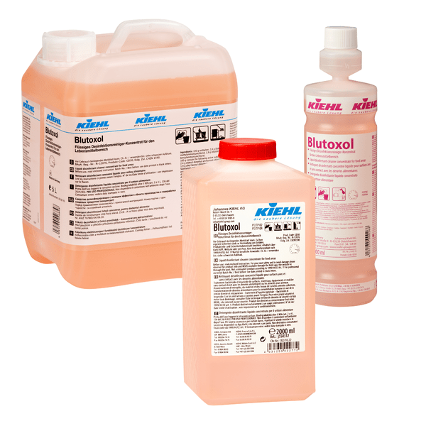Sunt prezentate trei sticle de Kiehl Blutoxol Concentrat lichid de detergent dezinfectant pentru domeniul alimentar de la Johannes Kiehl KG în diferite dimensiuni. Lichidul portocaliu-roz este excelent pentru îndepărtarea bacteriilor, virușilor și ciupercilor.