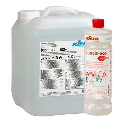 Un bidon transparent de 10L și o sticlă albă de 1L Kiehl Duocit-eco balance Sanitärreiniger fără parfum și coloranți de la Johannes Kiehl KG, ambele cu capac roșu și etichetate cu instrucțiuni de utilizare și siguranță.