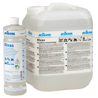 Sunt prezentate o sticlă de 1 litru și un canistru mai mare de Kiehl Rivas Detergent intens fără surfactanți de la Johannes Kiehl KG, ambele cu etichetă albă și branding albastru pentru acest detergent fără surfactanți pentru diferite suprafețe.