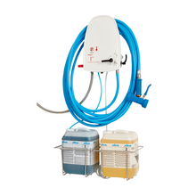 Der Johannes Kiehl KG Kiehl Schlauch mit Verbindungsstück ist für ARCANTEC-Geräte konzipiert und ermöglicht eine sichere Wandchemikalienabgabe mit kompatiblen Düsen und Reinigungsmittelbehältern in Metallhaltern.