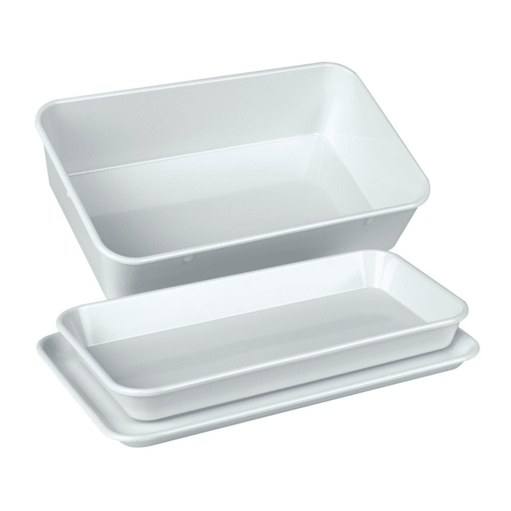 Ein Set aus drei übereinander gestapelten weißen, rechteckigen Instrumententabletts von Servoprax GmbH, bestehend aus einem oberen Tablett mit höheren Kanten (190 x 150 x 40 mm) und zwei flacheren Tabletts mit flachem Boden. Ideal zum Ordnen Ihrer wichtigen Utensilien in einem schlanken, hitzebeständigen Design.