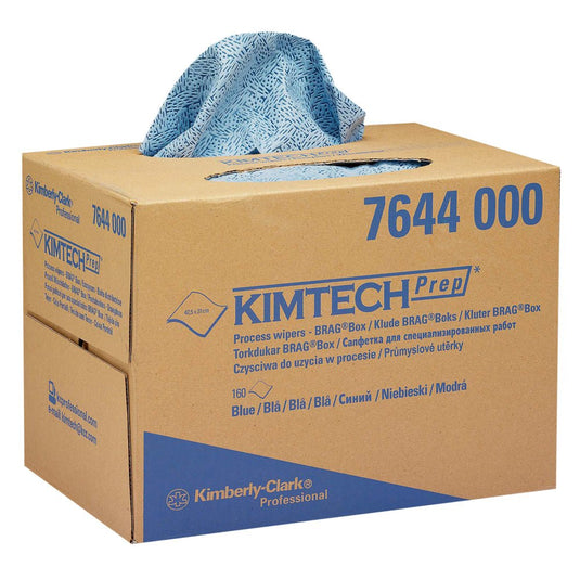 O șervețelă de proces Kimtech® cu model albastru este distribuită dintr-o cutie maro BRAG™ de la Kimberly-Clark GmbH (1 cutie x 160 de șervețele). Cutia este etichetată cu informații despre produs și este ideală pentru curățarea industrială.