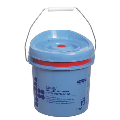 O găleată distribuitoare de șervețele Kimtech® Wettask™ din plastic albastru de la Kimberly-Clark GmbH, cu mâner metalic și capac albastru, etichetă imprimată și grafică pe lateral. Este livrată ca 4 găleți distribuitoare pe cutie.