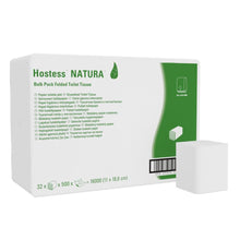 Eine weiße Verpackung mit der Aufschrift "Hostess™ NATURA Toilettenpapier - Einzelblattsytem / Weiß / 500" der Kimberly-Clark GmbH zeigt Produktinformationen, einen grünen Abschnitt, eine Abbildung von gefalteten Taschentüchern und einen Strichcode. Vorne sitzt ein umweltfreundliches Toilettenpapier.