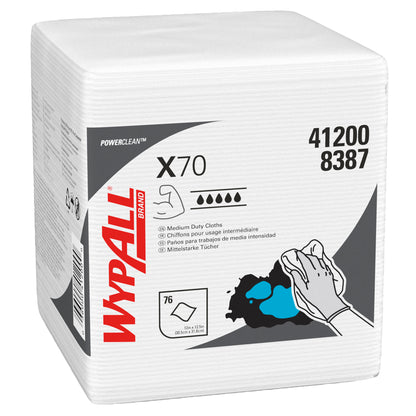 Un teanc de șervețele de curățare WypAll® X70 PowerClean, împăturite în sferturi, de la Kimberly-Clark GmbH, în ambalaj alb cu inscripții negre și roșii, precum și cu instrucțiuni de utilizare și ilustrații de curățare.