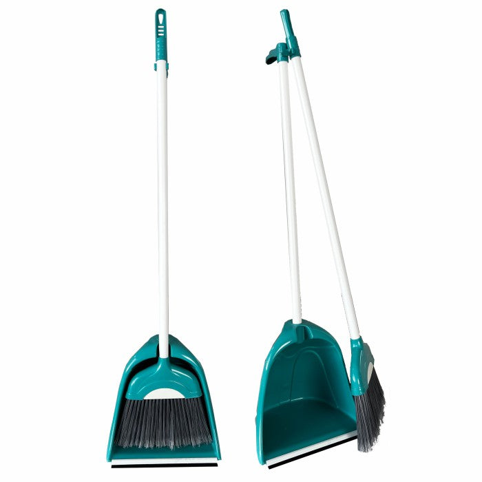 Zwei tealfarbene Arcora Kehrset Karisma Oval Kehrgarnituren der Arcora International GmbH sind aufrecht abgebildet, wobei ein Besen in der Kehrschaufel steckt und der andere an der Schale lehnt. Die Sets werden in einer Schachtel mit 12 Stück geliefert.