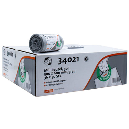 O cutie de saci de gunoi gri DEISS First Plus Pcr, pe care este ilustrat un sul, are specificațiile de 30 de litri și dimensiunile de 500 x 600 mm. Conține 36 de role, fiecare având 50 de saci. Cutia este prevăzută cu logo-urile mărcii EMIL DEISS KG (GmbH + Co.) și un simbol „Easy Open”, care indică o compoziție de 40% reciclat post-consumator, reprezentând astfel o alegere neutră din punct de vedere climatic.